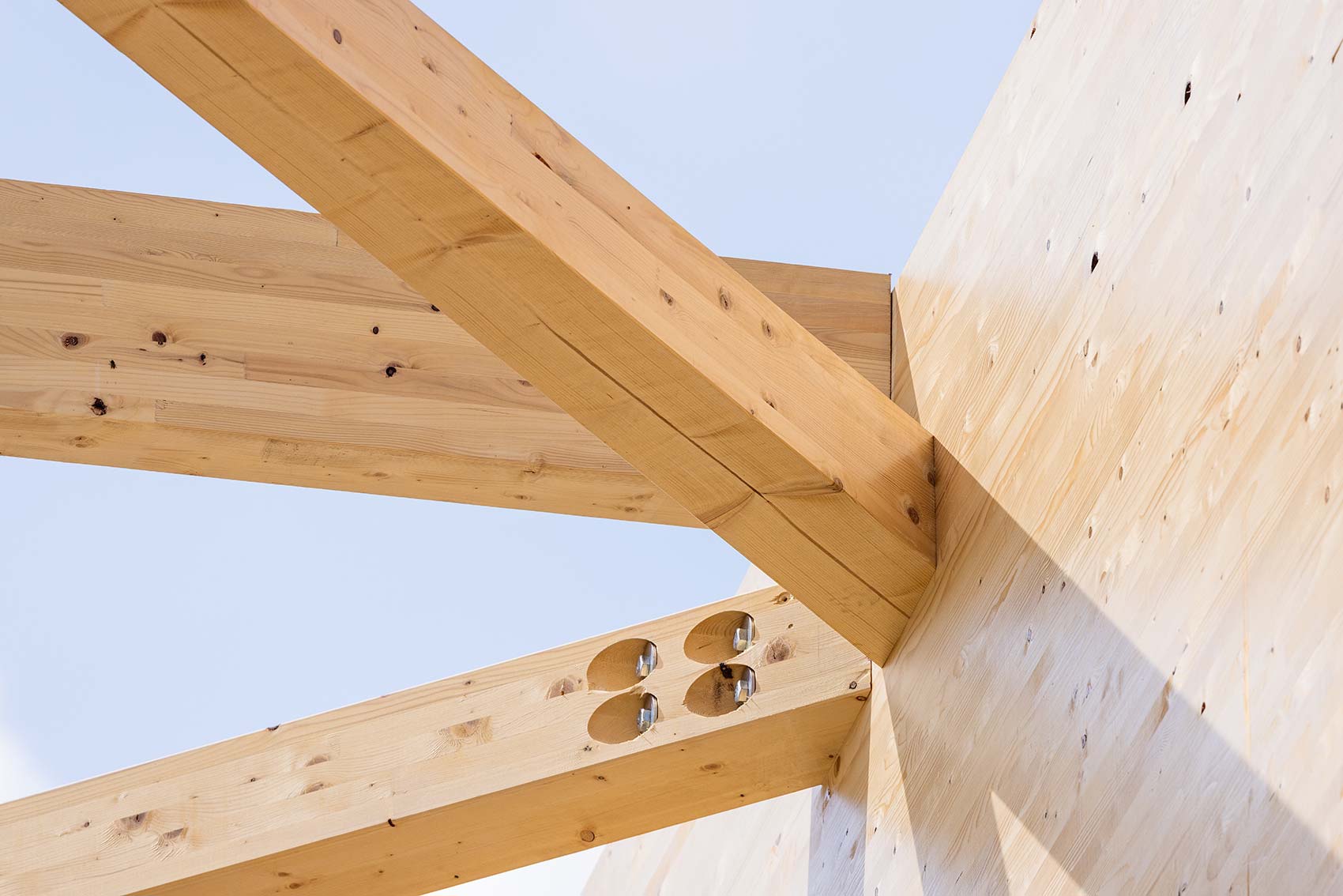 stallinger-detail-verband Detail eines Holzverbandes in der Leimbinderkonstruktion einer Lagerhalle in Frankenmarkt