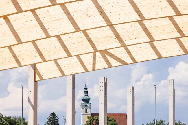 Lagerhalle in Leimbinderbauweise in Frankenmarkt mit Kirche im Hintergrund